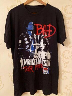 Vintage 1988 World Tour T-shirt Retro Music Fan Graphic Tee 80s Pop Culture Outf